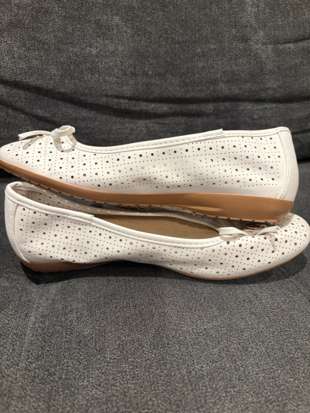London Fog White Perforated Ballet Flats with Bow Accent size 8 - Picture 5 of 9